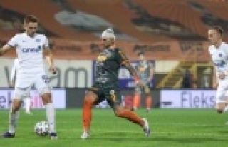 Alanyaspor evinde 10 kişilik Kasımpaşa'ya...