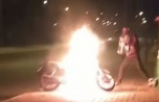 Alev alev yanan motosikletine, damacanadaki suyla...