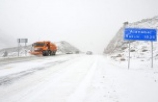 Antalya-Konya karayolunda kar kalınlığı 10 santime...