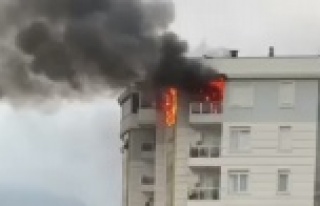 Balkonundan eşyaları atıp evi ateşe verdi
