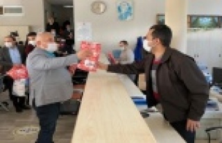 Başkan Şahin kolonya ve maske dağıttı