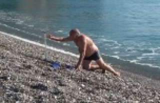 Bastonuyla buz gibi denize girip soğuğa meydan okudu