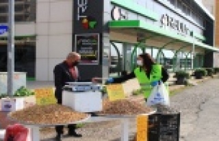 Büyükşehir pazar yerlerinde maske dağıttı