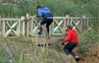 Çamur akan şelalede gençlerin tehlikeli eğlencesi