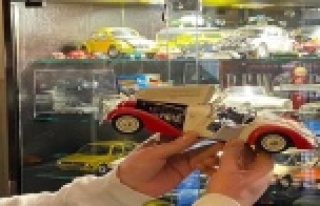 Çocukken oynadığı oyuncak arabalarını buldu,...