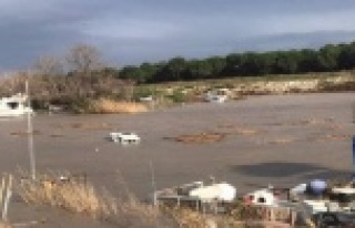 Fırtınada batan tekneler vinç yardımıyla çıkartıldı