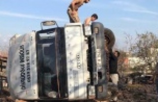 Freni boşalan saman yüklü kamyon duvarı yıkarak...