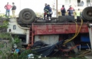 Freni boşalan sondaj makinesi yüklü kamyon apartmanın...