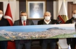 Gökçeoğlu’ndan Şahin’e anlamlı hediye