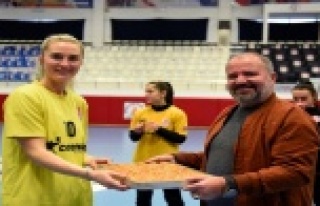 Kadın hentbolculara Avrupa sınavı öncesi baklava...