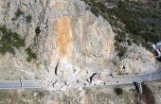 Kapanan Alanya-Anamur yolunda uzun araç kuyruğu...