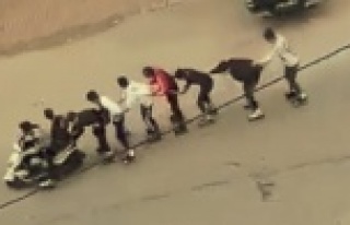 Kaykaycı gençler motosikletin arkasında 8 kişilik...