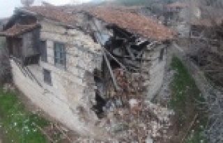 Koruma altındaki tarihi düğmeli evler tek tek yok...