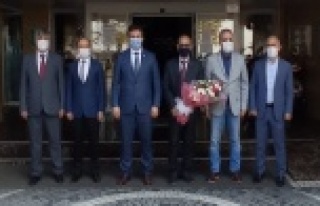 Müdür çiçeklerle ve plaketle uğurlandı