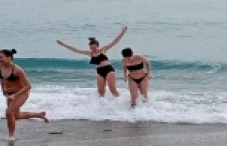 Ocak ayında deniz keyfi yaşadılar