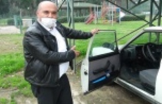 Pes etmediler çalıştıramadıkları otomobili iterek...