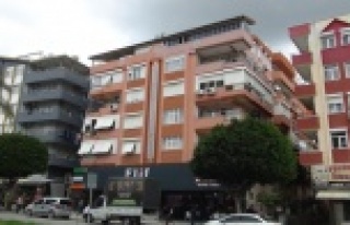 Sigara içmek için çıktığı balkondan düşen...