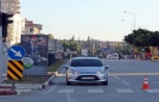 Ters yönde giden sürücü, kırmızı ışıkta...