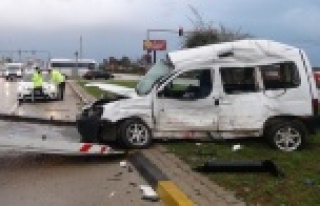 Tırla çarpışan ticari araç sürücüsü ağır...