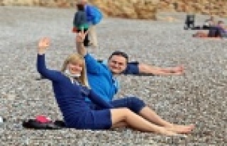 Turistler, yeni yılın ilk gününü denize girerek...