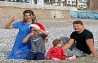 Türkiye aşığı Rus turistin deniz keyfi, diğer...