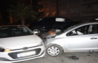 Üç aracın birbirine girdiği kazada kimsenin burnu...