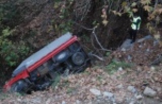 Uçuruma yuvarlanan kamyonetteki yaralı yalın ayak...