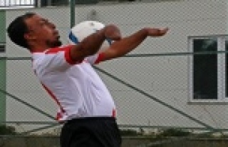 Yangında ellerini ve yüzünü kaybetti, futbolda...