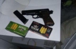 Yaşlı kadının evine girip bileziklerini gasp eden...