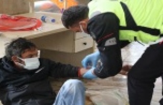 Yeni yıla sokakta uyuyarak giren evsiz vatandaşa...