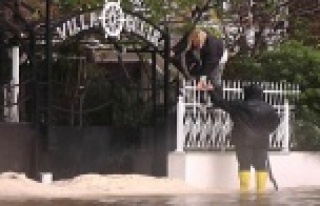 Yollar suyla doldu, evine demir parmaklıklardan atlayarak...