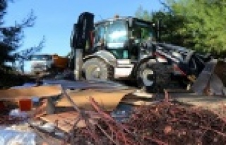 Alanya Belediyesi ormanda moloz temizledi