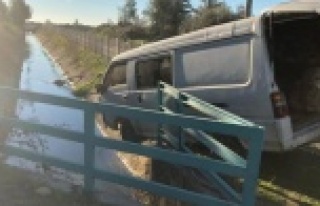 Alanya'da işçileri taşıyan minibüs kanala...