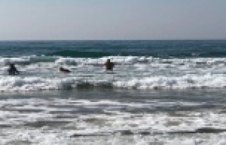 Alanya'da turistlerin dalgaya rağmen deniz keyfi