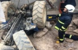 Alanya’da bahçesinde çalışırken traktörün...