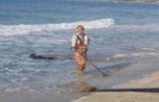Alanya’da fırtına sonrası eline dedektör alan...