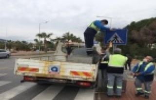 Alanya’da trafik levhaları tek tek elden geçiriliyor