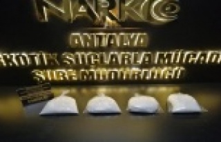 Antalya'da otomobille metamfetamin ticaretine...