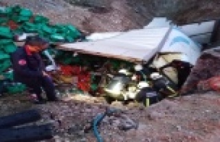 Antalya'da sebze yüklü kamyon devrildi: 1 ölü