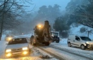 Antalya'da yolda kalan vatandaşlar iş makineleriyle...