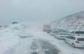 Antalya - Konya karayolunda kar kalınlığı 40 santimetreye...