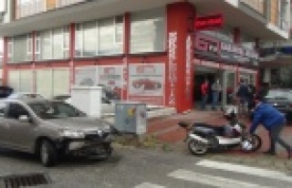 Çarptıkları motosiklet sürücüsünü ambulansa...