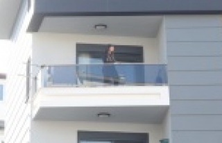 Çocuğu kapıyı kilitleyince balkonda mahsur kalan...