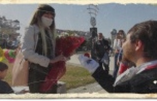 Delikanlı kostümün içinden çıktı genç kız...