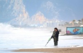 Dev dalgalar eşliğinde sahilde define aradılar