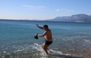 Dün kar yağan Antalya'da bugün deniz keyfi