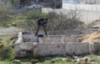 Duvarlarla örülü boş arazide erkek cesedi bulundu!