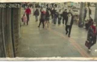 Eşi ve çocuğuyla yürüyen kadına taciz iddiası...