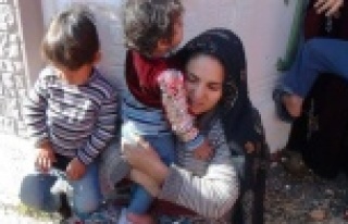 Evdeki yangında mahsur kalan çocukları anneleri...