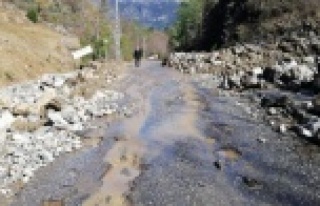 Gazipaşa’da taşkından kapanan yollar ulaşıma...